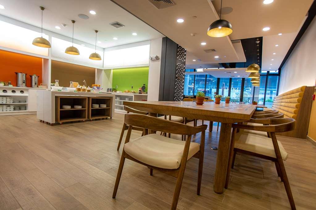 Hampton By Hilton Quito La Carolina Park Hotel Restaurant billede